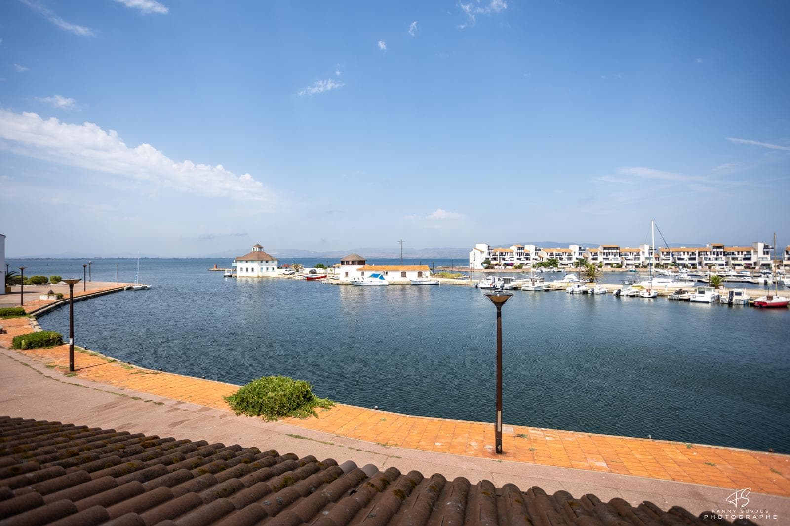 La marina de Cap Coudalère face à l’étang