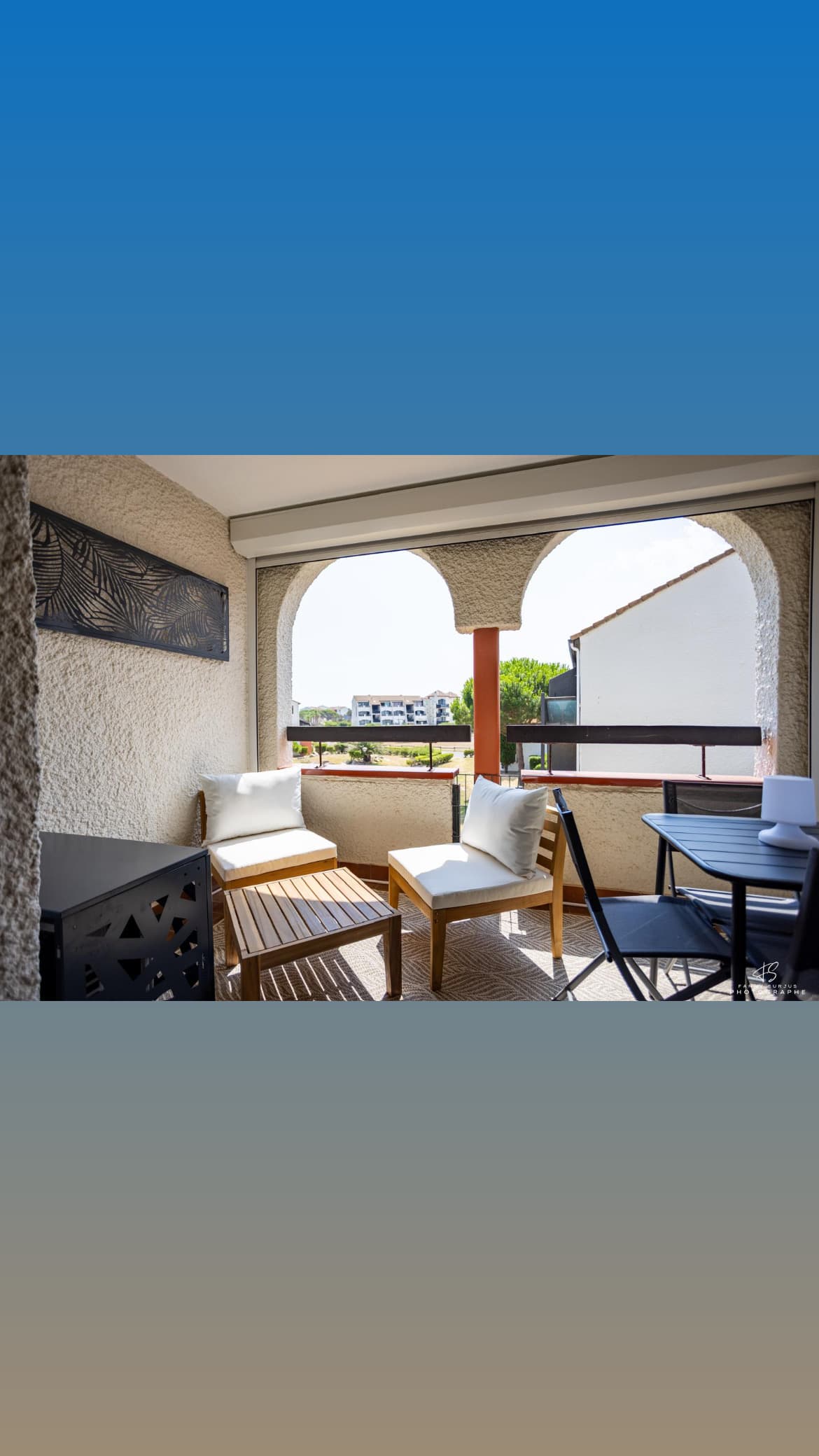 Balcon à arcades du Duplex T2 avec vue sur le jardin
