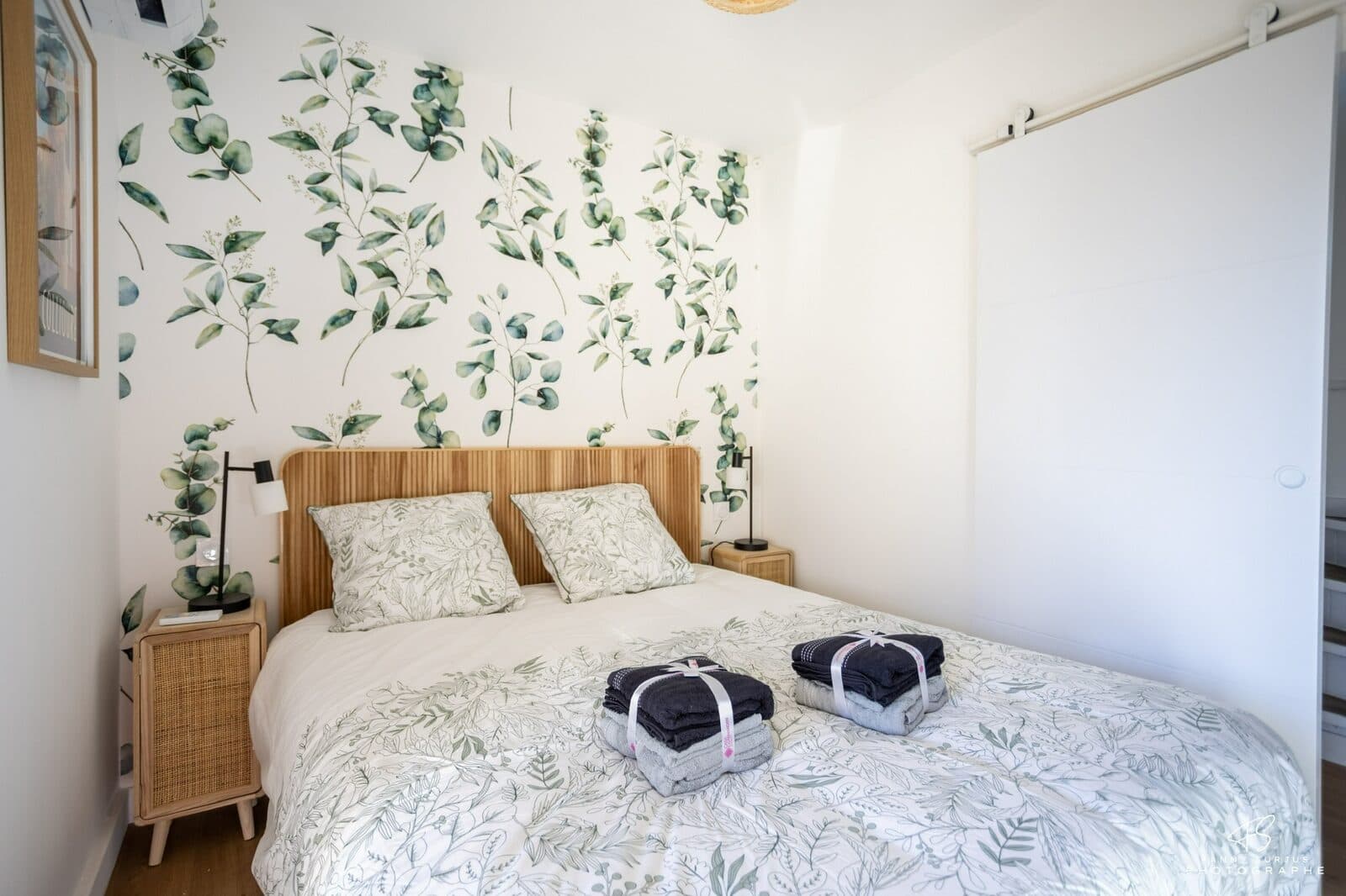 Grande chambre du rez-de-chaussée avec lit 160 et décoration eucalyptus, Triplex T4