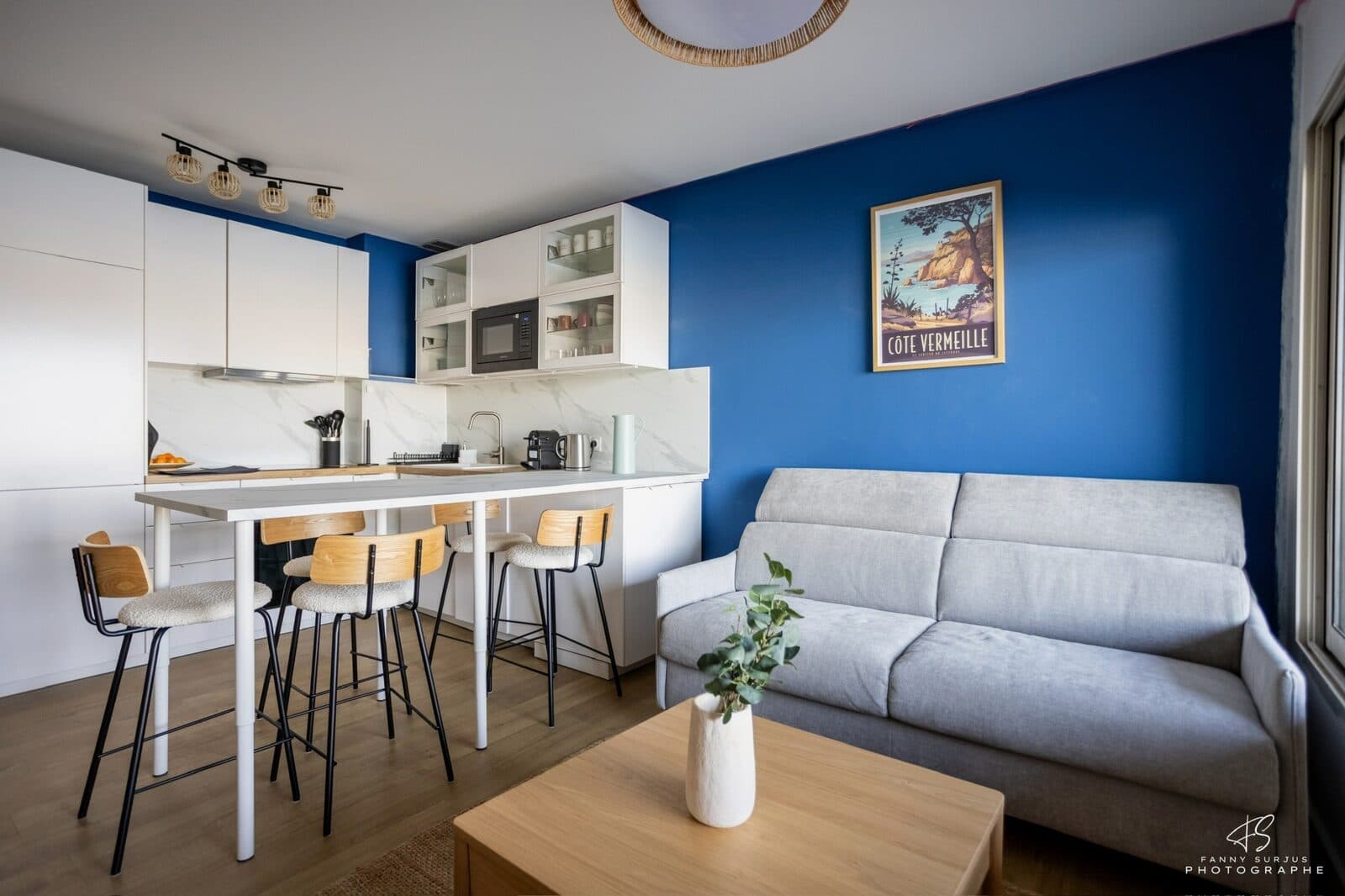 Cuisine ouverte, coin repas et salon du Triplex T4