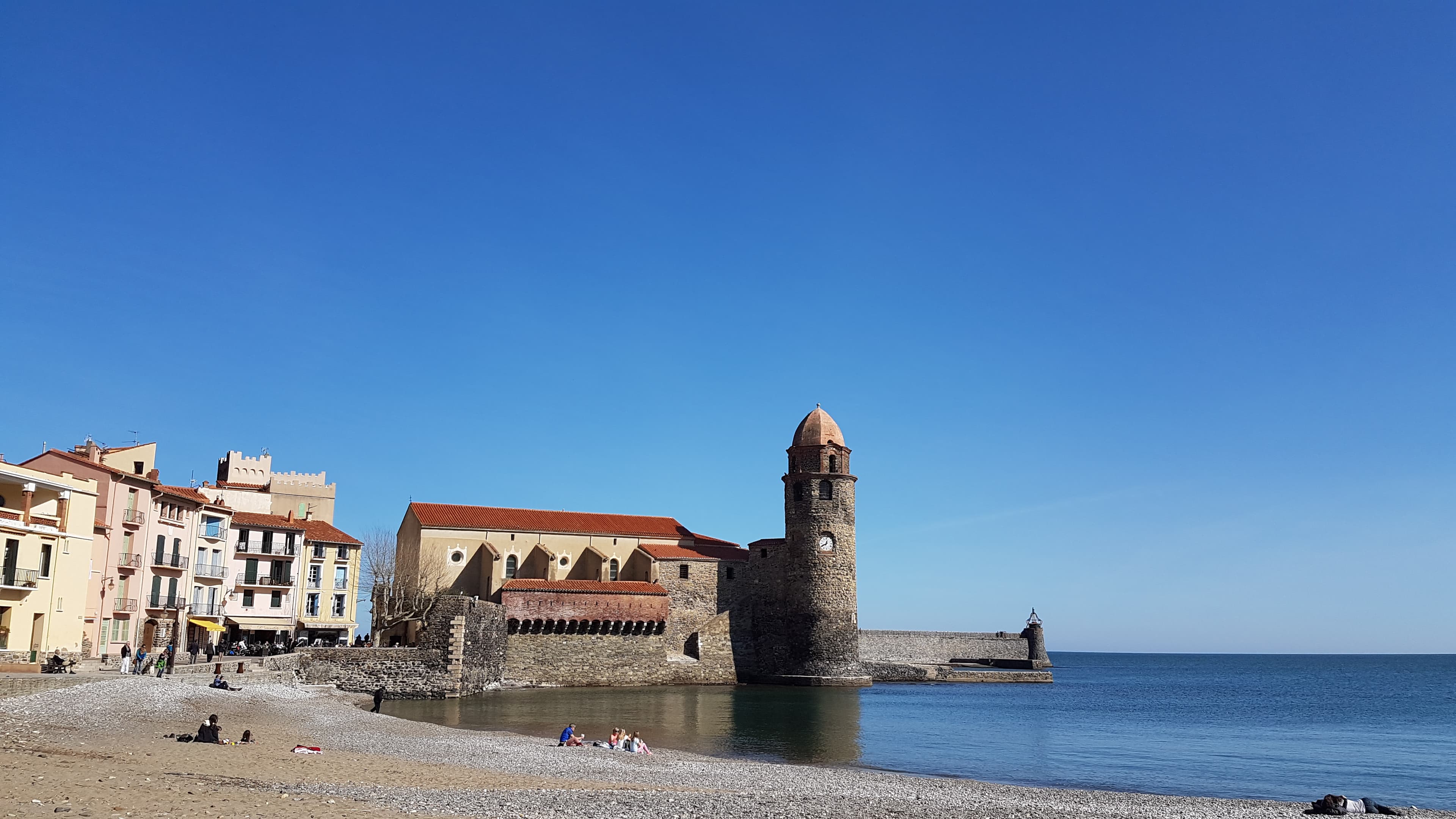 Plage et église Notre-Dame-des-Anges à Collioure
