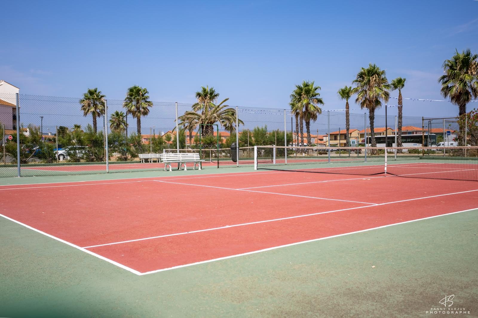 Les courts de tennis de Cap Coudalère, bordés de palmiers