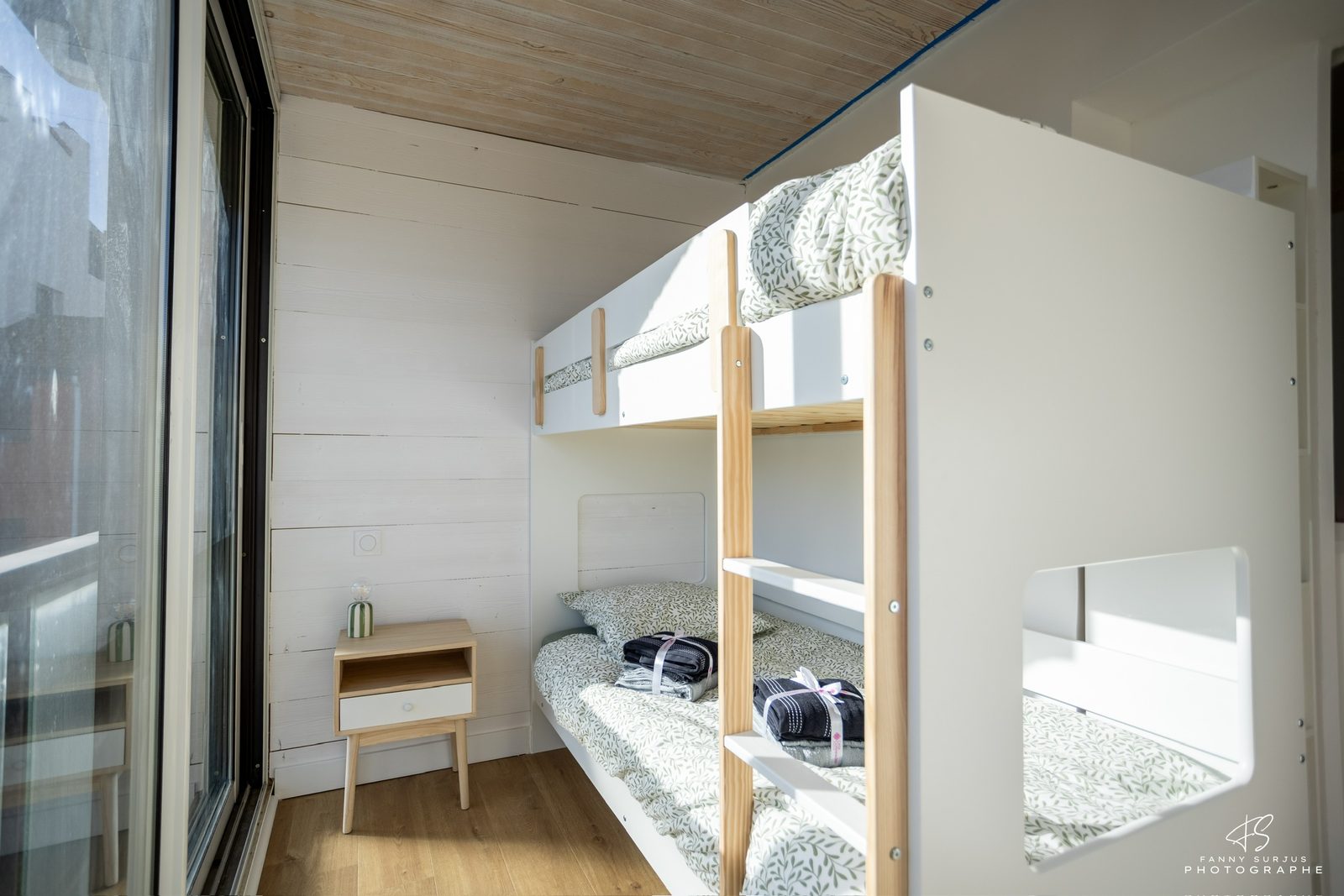 Chambre indépendante avec lit 160, papier peint eucalyptus et accès terrasse, Triplex T4