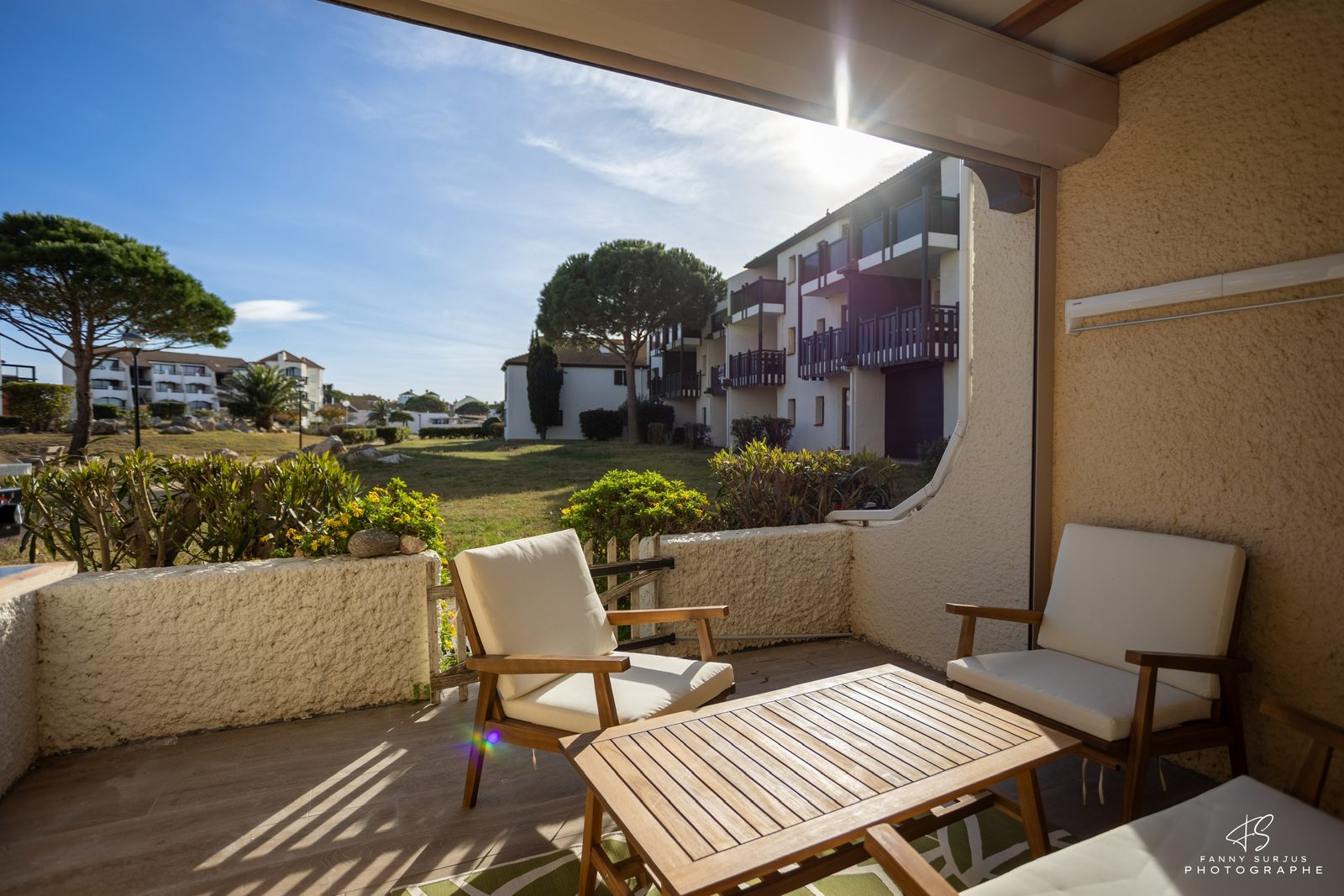 Terrasse ensoleillée du Triplex T4, ouverte sur le jardin